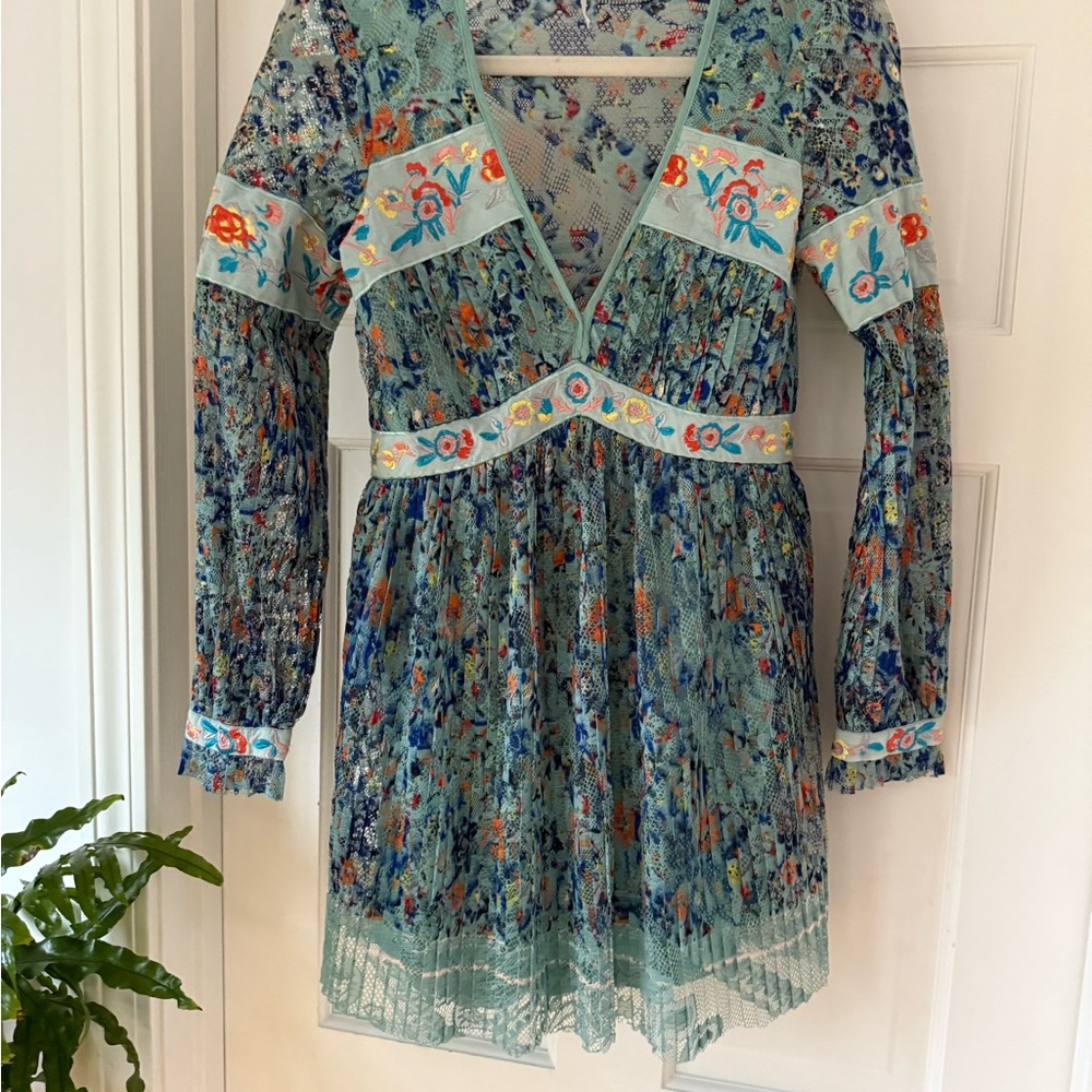 Free People short dress green/ blue floral lace Dress Xs with long sleeves